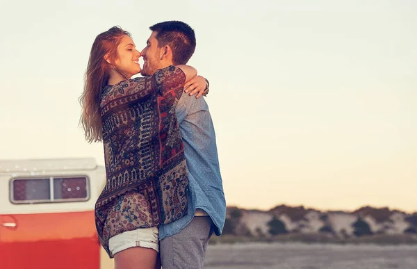 Quando Beijas Mundo Pára Por Segundo Jovem Casal Afetuoso Praia — Fotografia de Stock