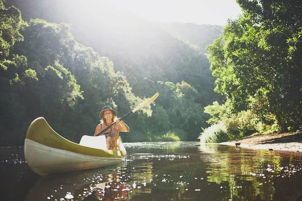 Creo Que Soy Poco Adicto Una Joven Mujer Kayak Lago —  Fotos de Stock