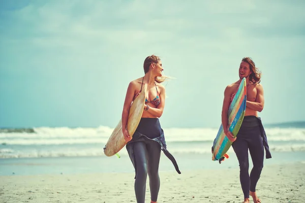 サーフィンでは絶対にうまくいかない 若いカップルがサーフボードを持ってビーチを歩いていて — ストック写真