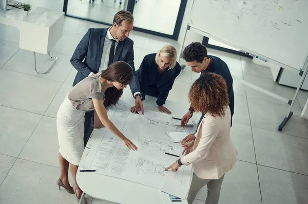 Framgången Går Enligt Planerna Ett Team Företagsarkitekter Som Samarbetar Kring — Stockfoto