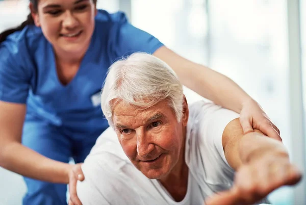 Jej Wsparcie Jest Ważne Starszy Mężczyzna Pracujący Nad Wyzdrowieniem Fizjoterapeutką — Zdjęcie stockowe