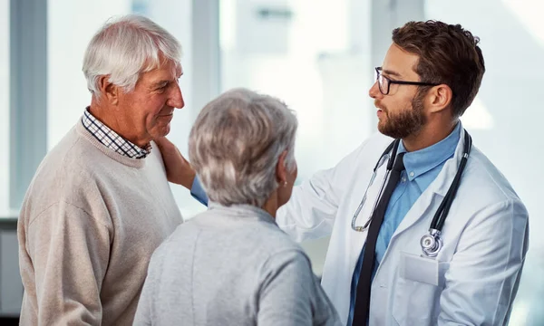 Está Dedicado Sus Pacientes Médico Consultando Con Una Pareja Ancianos — Foto de Stock