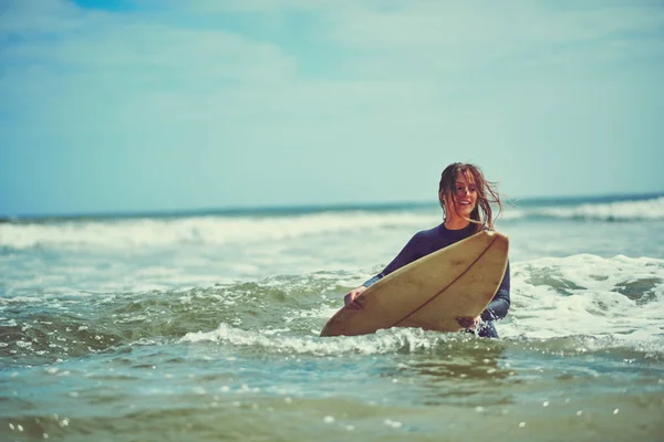 Legboldogabb Napok Szörfözéssel Telnek Egy Gyönyörű Fiatal Szörfözni Megy Strandra — Stock Fotó