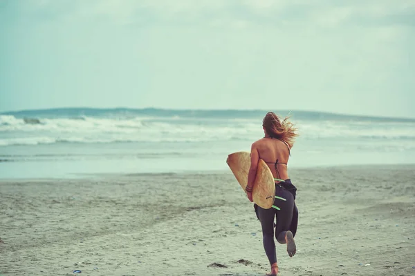 Przechodzimy Następnej Fali Młody Surfer Niosący Jej Deskę Surfingową Plaży — Zdjęcie stockowe
