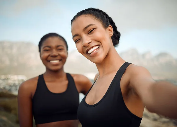 Amigos Fitness Selfie Playa Las Mujeres Enfrentan Después Del Entrenamiento —  Fotos de Stock