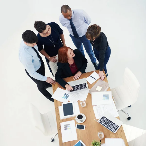Konuşmak Için Bir Grup Adamı Bir Ofiste Toplantı Sırasında Birlikte — Stok fotoğraf