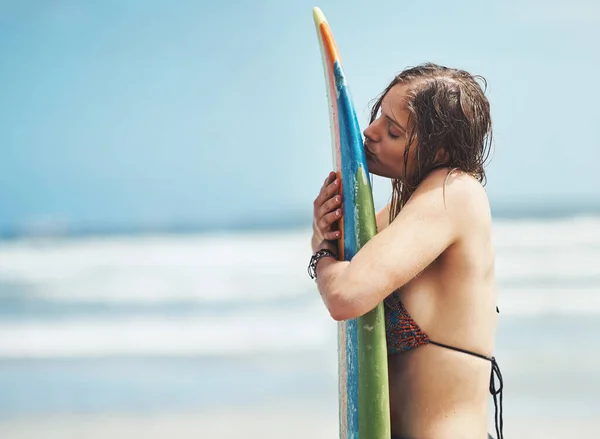 Žij Lásko Surfuj Atraktivní Mladá Žena Stojící Pláži Líbání Její — Stock fotografie