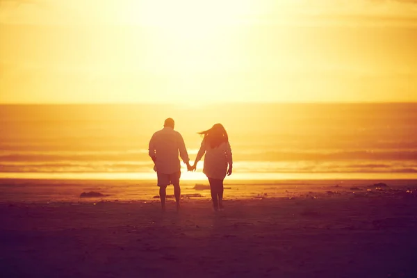 사랑은 공기중에 다정하고 해변에서 이보이지 않는다 — 스톡 사진