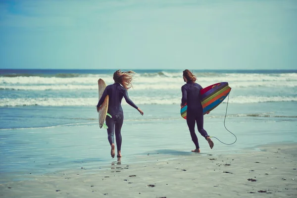 Surfuję Weekendu Młoda Para Surfująca Plaży — Zdjęcie stockowe