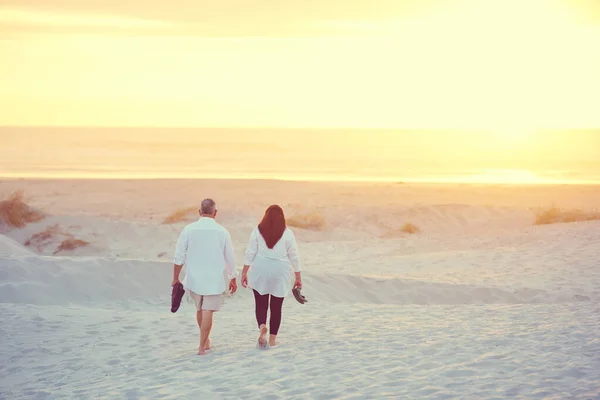 休暇モードオン 成熟したカップルはビーチでリラックスした散歩をし — ストック写真