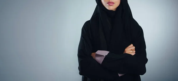 自豪地面对她的信仰 一个有着灰色背景的年轻穆斯林女商人的演播室照片 — 图库照片