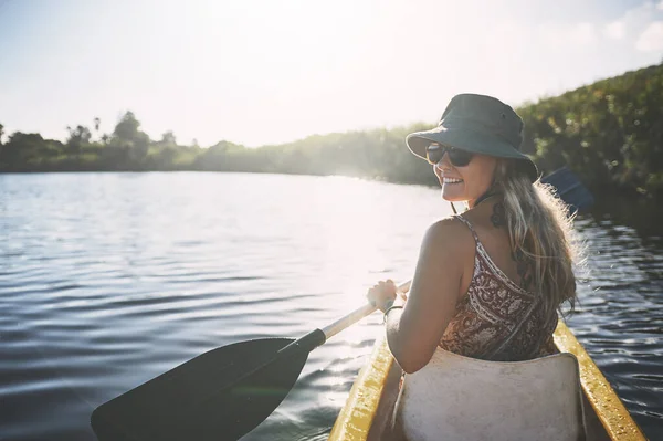 ここは本当に美しい 湖でカヤックをしている若い女性が — ストック写真