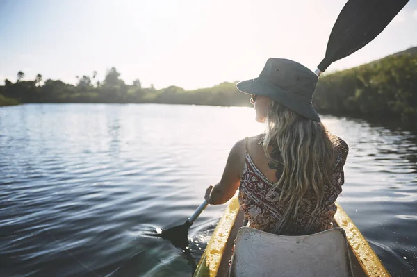 カヤックに乗って すぐに迷子になってください 湖でカヌーを漕ぐ若い女性が — ストック写真