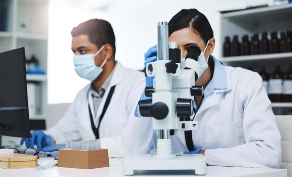 Wissenschaft Labor Und Wissenschaftlerteam Mit Mikroskop Für Forschung Medizinische Analyse — Stockfoto