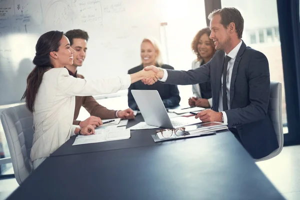 Tillsammans Var Ett Team Två Företagskolleger Skakar Hand Ett Styrelsemöte — Stockfoto