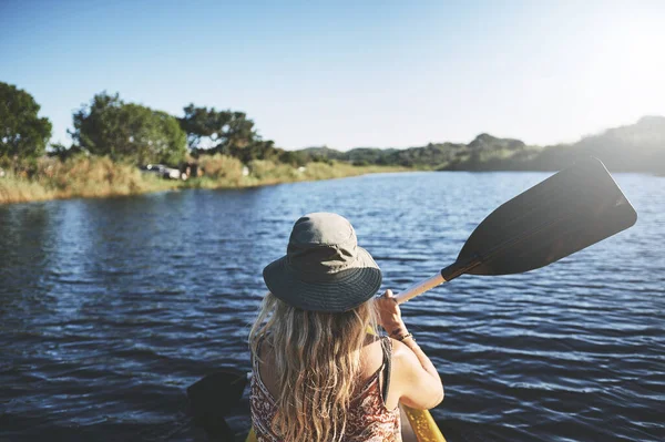 美しい環境を通して平和の中でパドリング 湖でカヤックをしている若い女性が — ストック写真