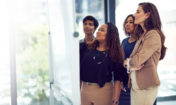 Expose Plan Jeu Groupe Femmes Affaires Travaillant Sur Tableau Blanc — Photo