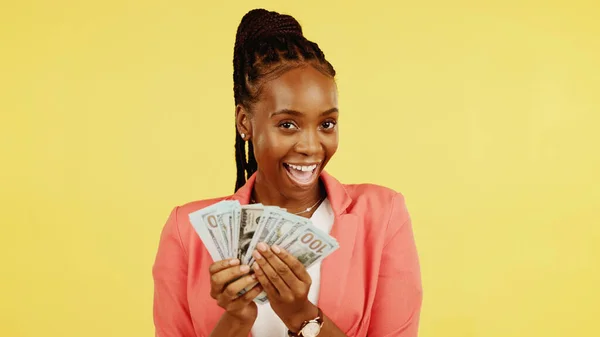 Pénzügy Rajongó Győztes Egy Fekete Nővel Stúdióban Sárga Háttérrel Készpénzzel — Stock Fotó
