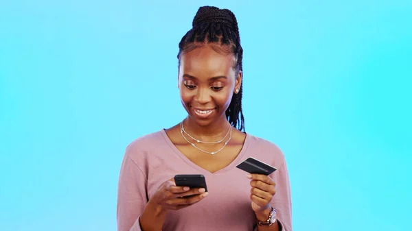 Çevrimiçi Alışveriş Kredi Kartı Stüdyoda Telefonu Olan Siyah Bir Kadın — Stok fotoğraf