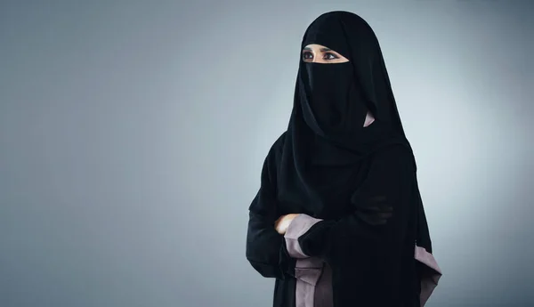 美是值得保护的 一个有着灰色背景的年轻穆斯林女商人的演播室照片 — 图库照片