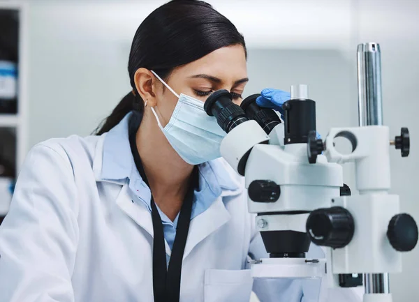Badania Laboratorium Kobieta Mikroskopem Analizy Medycznej Badań Naukowych Laboratoryjnych Opieka — Zdjęcie stockowe