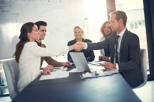 Willkommen Team Zwei Unternehmenskollegen Beim Händeschütteln Während Einer Vorstandssitzung — Stockfoto