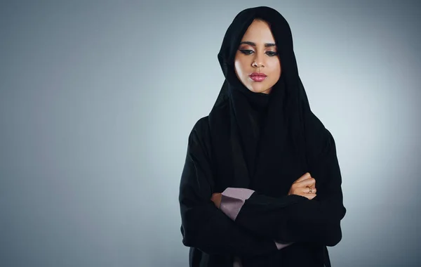 谦虚中有美 一个有着灰色背景的年轻穆斯林女商人的演播室照片 — 图库照片