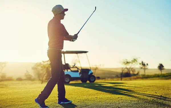 Jak Dokonale Hladký Švih Mladý Muž Hrající Golf — Stock fotografie