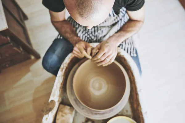 Мир Гончаров Жили Нем Неузнаваемый Человек Работающий Глиной Мастерской Керамики — стоковое фото