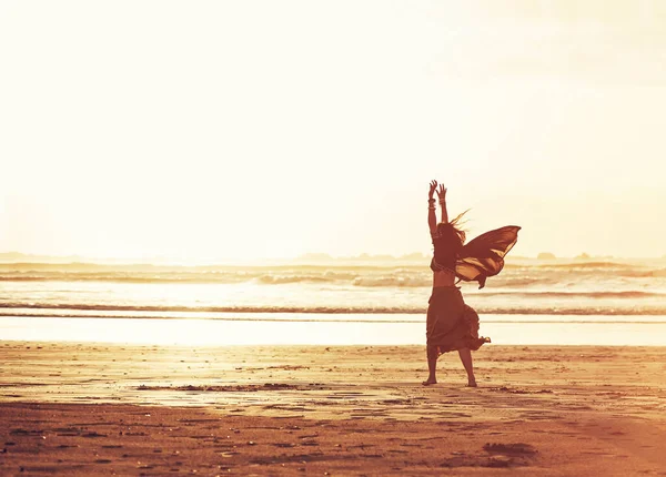 Chyť Své Sny Mladá Žena Užívá Den Pláži — Stock fotografie