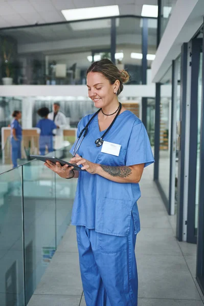 수술복 와이파이 가연결되는 곳이죠 클리닉에 디지털 태블릿을 사용하는 매력적 간호사 — 스톡 사진
