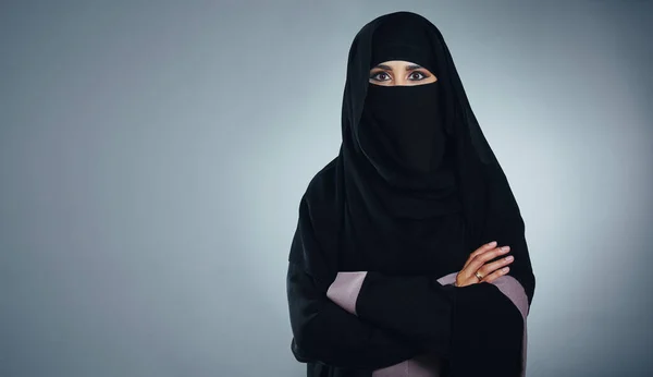 Orgulhoso Ser Muçulmano Estúdio Retrato Uma Jovem Mulher Negócios Muçulmana — Fotografia de Stock