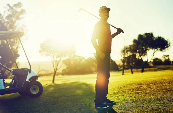Keklendiğinde Mutlu Olamayacağını Söyleyen Kim Golf Oynayan Genç Bir Adam — Stok fotoğraf