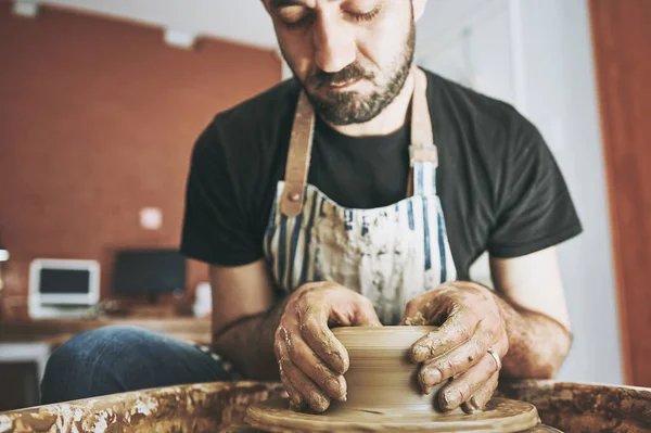 創造性は魂を落ち着かせます 陶芸の工房で土の仕事をしている青年が — ストック写真