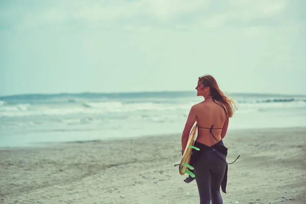 Seni Kadar Güzel Sessiz Bir Yere Götüreceğim Genç Bir Sörfçü — Stok fotoğraf