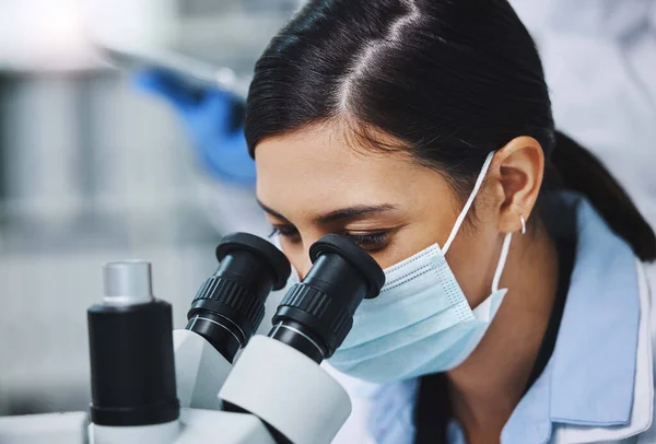 Nauka Maska Twarzy Kobieta Mikroskopem Analizy Medycznej Badań Badań Laboratoryjnych — Zdjęcie stockowe