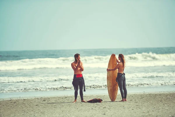 Każdy Dzień Powinien Być Dniem Surfowania Młoda Para Surfująca Plaży — Zdjęcie stockowe