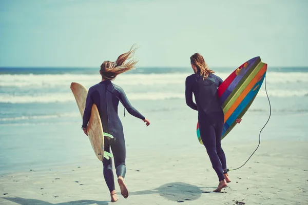 サーフィンパワーカップル ビーチでサーフィンをしている若いカップルが — ストック写真