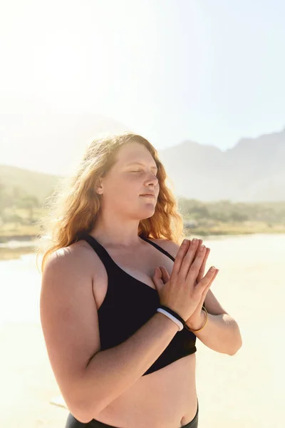 瑜伽帮助我们保持内心的平静 一个在海滩上练习瑜伽的漂亮年轻女子 — 图库照片