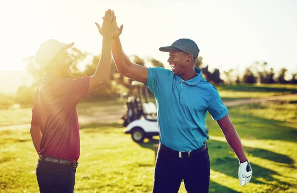 Samen Spelen Verenigd Winnen Twee Golfers High Fiving Een Golfbaan — Stockfoto