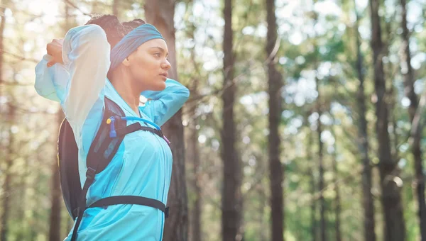 健康是她的重点 一个年轻的运动女子在森林里慢跑 — 图库照片