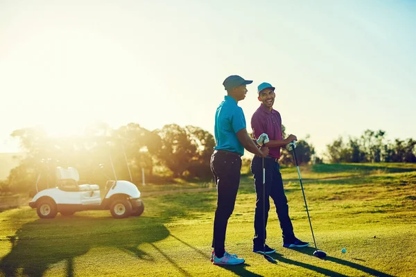 Sväng Två Vänner Spelar Golfrunda Ute Golfbana — Stockfoto