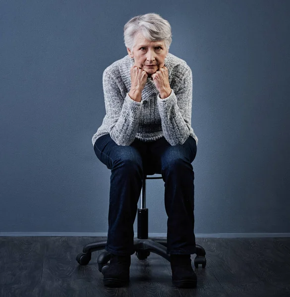 Looks Could Kill Studio Shot Elderly Woman Sitting Her Hands — Stock Photo, Image