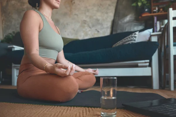 感觉到下一个层次的平静一个女人在家练习瑜伽时打坐的特写镜头 — 图库照片
