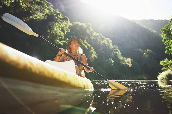 Hay Mejor Actividad Mundo Una Joven Mujer Kayak Lago — Foto de Stock
