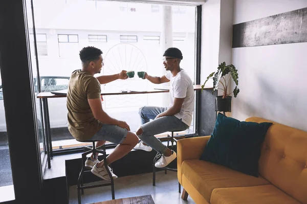 Estar Sempre Para Outro Dois Jovens Tomando Café Juntos Café — Fotografia de Stock