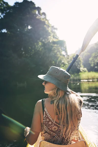あなたの魂のために良いものは何でも それをしなさい 湖でカヤックをしている若い女性が — ストック写真