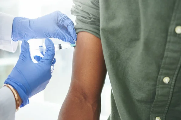 Szczepionka Jest Jak Tarcza Dla Twojego Zdrowia Nierozpoznawalny Lekarz Robiący — Zdjęcie stockowe