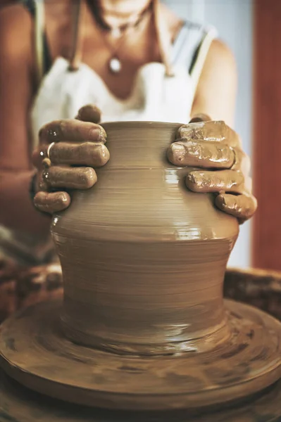 Каждый Горшок Уникален Своему Неузнаваемая Женщина Работающая Глиной Мастерской Керамики — стоковое фото