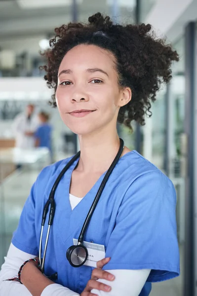 医疗挑战总是受欢迎的 一位年轻迷人的护士抱着胳膊站在诊所里 剪下了她的肖像 — 图库照片